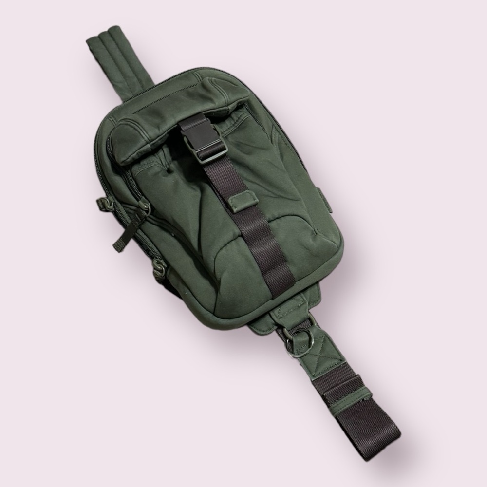 VERA BRADLEY UTILITY SLING BACKPACK